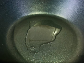 5、西红柿豆腐汤,锅加食用油，热锅