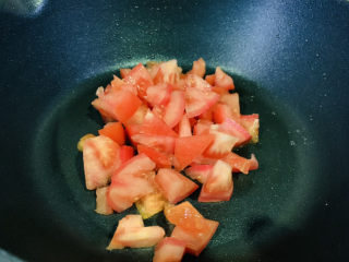 6、西红柿豆腐汤,加入西红柿