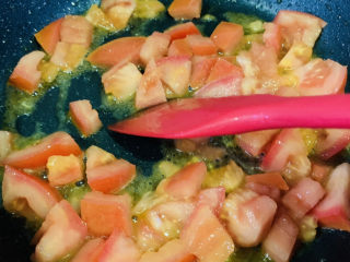 7、西红柿豆腐汤,大火翻炒西红柿