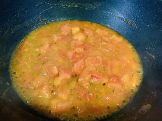 8、西红柿豆腐汤,再炝些清水，将西红柿炒出浓汁