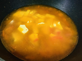 10、西红柿豆腐汤,加入豆腐，大火煮开