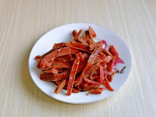 4、香辣肉丝,切好的牛肉丝放入器具中，加入料酒，生抽。