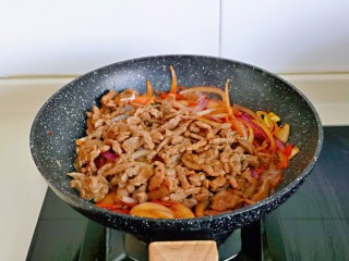 9、香辣肉丝,最后加入煸炒过的牛肉丝。