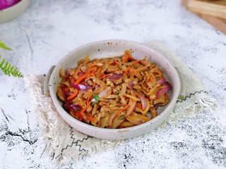 11、香辣肉丝,盛出装盘，简单易学，巨好吃。