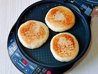 13、香辣肉丝,做了几个发面饼，用家夹香辣牛肉丝吃。