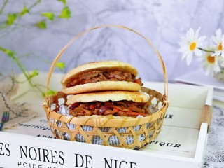 14、香辣肉丝,把饼从中间片开，加上肉丝即可食用。