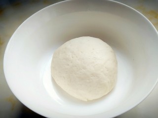 1、口袋饼抱照烧肉,260克面粉中加入2克盐，发酵粉2克，砂糖3克揉成面团？