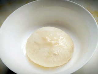 2、口袋饼抱照烧肉,加入1.5茶匙猪油，在进行揉面。