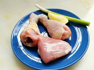 4、口袋饼抱照烧肉,发酵面团的时候，开始准备鸡腿，里脊肉，葱，姜。