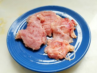5、口袋饼抱照烧肉,鸡腿去骨，里脊肉切片，用刀背轻轻拍松散。