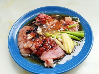 6、口袋饼抱照烧肉,加入生抽1茶匙，老抽半茶匙，砂糖1茶匙，胡椒粉1小撮，五香粉1小撮，米酒1茶匙，柠檬汁几滴，蜂蜜1茶匙。