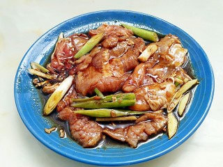 7、口袋饼抱照烧肉,用手揉捏一会，让料汁更均匀，盖上保鲜膜放进冰箱冷藏腌制片刻。