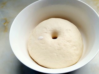 8、口袋饼抱照烧肉,面团已经发酵完成了。