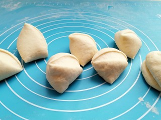 9、口袋饼抱照烧肉,取出面团排气，分割成等量的剂子。