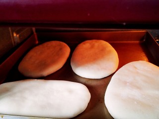 11、口袋饼抱照烧肉,烤箱预热后，快速的放入饼胚，合上烤箱门，烤5分钟后，看上色的程度，我烤了6分钟。