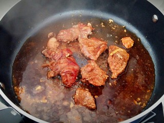 12、口袋饼抱照烧肉,烤饼的时候就开始煎肉，肉定型后放入1茶匙生抽，1茶匙砂糖，耗油1茶匙，胡椒粉适量，2克盐，鸡汤半碗，也可以用清水代替，盖上锅盖闷煎5分钟，收尽汤汁。