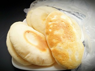 14、口袋饼抱照烧肉,金黄色的饼，出炉后用保鲜袋连同盘子一起包起来，就不会变干硬。