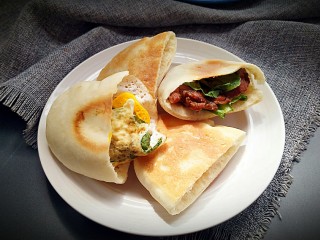 16、口袋饼抱照烧肉,可以加入煎蛋，可以加入鸡肉。