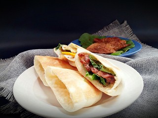 17、口袋饼抱照烧肉,饼很软，又很筋道！