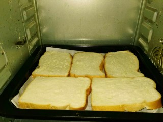 3、三明治,土司片入烤箱，160度烤3分钟及可。(如果没有烤箱，放到平底锅里也行，如果都不想做那这一步也可以直接省略掉) 