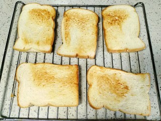 5、三明治,吐司片烤的焦香酥脆。