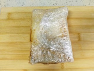 11、三明治,不管用什么办法，只要压实裹紧三明治。看看我裹的是不是像一个粽子，结结实实的？这样做主要是为了方便切半。