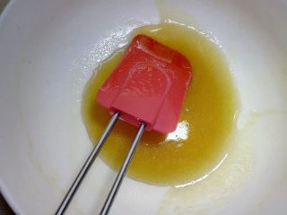 3、古筝情韵,倒入玉米油，继续搅拌均匀。