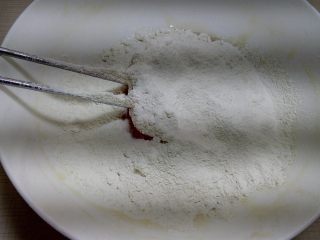 4、古筝情韵,筛入低筋面粉，揉成光滑面团。