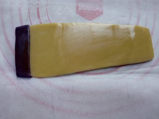 11、古筝情韵,切出一个小长条，沾一点水式蛋液贴到古筝左侧，做古筝盒盖。