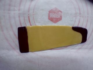 13、古筝情韵,背面上沾点水或蛋液，粘贴到古筝的右侧，做古筝尾部。