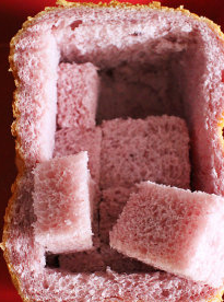 8、棉花糖甜心吐司,吐司中心处用利刀将吐司心取出,底部注意不要切开. 面包心平均切成小方块