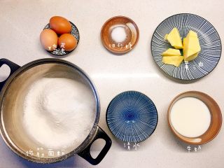 1、草莓巧克力修女泡芙,备齐泡芙的材料；