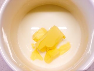 2、草莓巧克力修女泡芙,小煮锅内放入全部清水，牛奶和黄油；