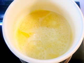 3、草莓巧克力修女泡芙,小火煮沸拌匀；