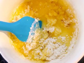 5、草莓巧克力修女泡芙,快速导入过筛好的低筋面粉；