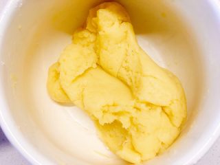 6、草莓巧克力修女泡芙,用橡皮刮刀不断将液体与低筋面粉拌匀成烫面团，直到没有面粉颗粒为止；