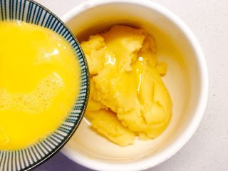 7、草莓巧克力修女泡芙,少量多次的加入鸡蛋液，每加入一次就用刮刀将蛋液与烫面团充分拌匀，然后再次加入蛋液；