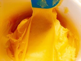 8、草莓巧克力修女泡芙,直到将烫面团变成较为稀释的面糊，用刮刀刮向一边可以呈现一个角状即可，注意面团含水量不同，所以蛋液不一定要全部放入，请根据实际情况衡量；