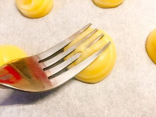 9、草莓巧克力修女泡芙,可将泡芙分别挤成直径3厘米和5厘米的泡芙，用叉子将泡芙尖儿压平；