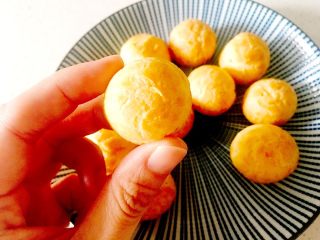 10、草莓巧克力修女泡芙,烤箱预热200度，当泡芙挤满整个烤盘后，大个泡芙送入烤箱烤15分钟，温度转170度继续烤10分钟，小个泡芙200度烤10分钟后转170度继续烤8分钟，烤箱有别，温度有所差别请酌情调整。