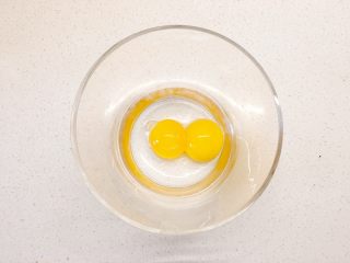 11、草莓巧克力修女泡芙,取一只干净的碗，打入两个蛋黄；