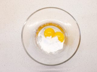 12、草莓巧克力修女泡芙,加入过筛好的低筋面粉和玉米淀粉；