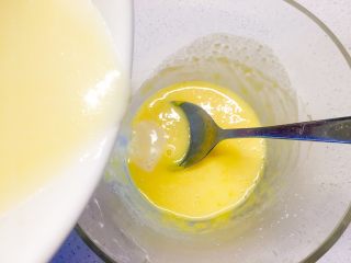 13、草莓巧克力修女泡芙,搅拌成均匀的面糊，如果较干可以少量加入一些牛奶；