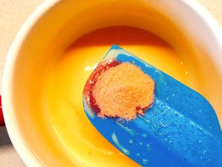 14、草莓巧克力修女泡芙,小煮锅内加入牛奶，淡奶油，糖，香草籽，香草荚和草莓粉；