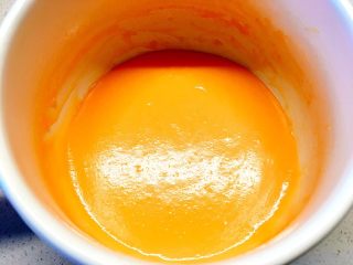 15、草莓巧克力修女泡芙,将所有材料在锅内煮至粘稠后放凉；