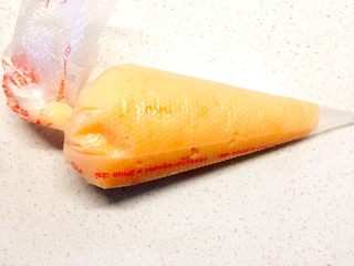 16、草莓巧克力修女泡芙,将做好的卡仕达酱晾凉后装入裱花袋；