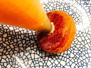 17、草莓巧克力修女泡芙,将放凉的泡芙内挤入草莓卡仕达酱；