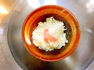 18、草莓巧克力修女泡芙,将白巧克力切碎放入碗中，撒入适量草莓粉，隔水加热至融化；