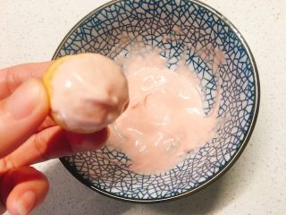 19、草莓巧克力修女泡芙,将泡芙沾取适量草莓巧克力酱后放置一边等待晾干；