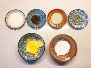 20、草莓巧克力修女泡芙,将奶油霜材料备齐；